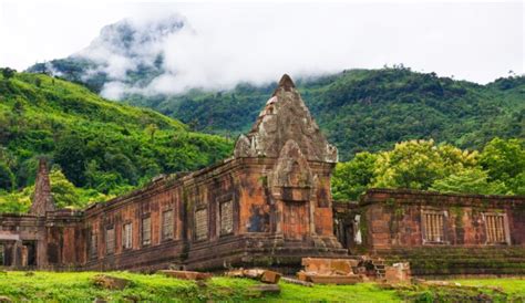  La Porte de Wat Phu: Un Portail Sculpté vers la Transfiguration Spirituelle !