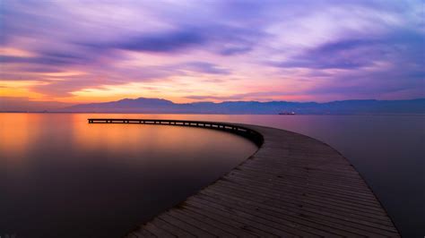  La Vue du Lac de l'Aube Dorée: Un Panorama Mélancolique et Vibrant!