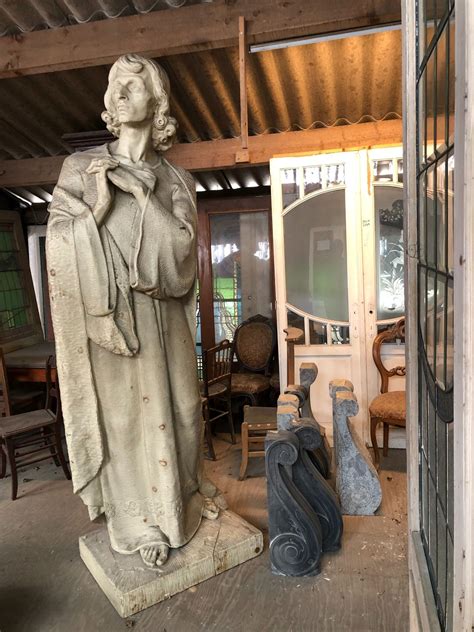 Le Christ Croixé? - Sculpture Monumentale en Bois aux Contours Dynamiques