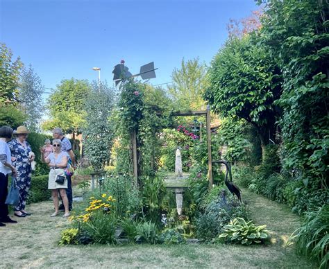 Le Jardin enchanté de la Mosquée Une ode à la nature et une exploration méditative des couleurs !