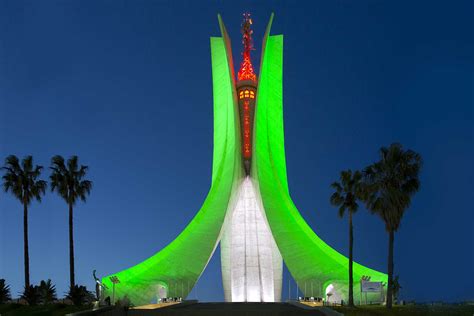 Le Monument des Martyrs de Huế, Une Expression Vibrant de Dévouement et un Mélange Subtil de Couleurs