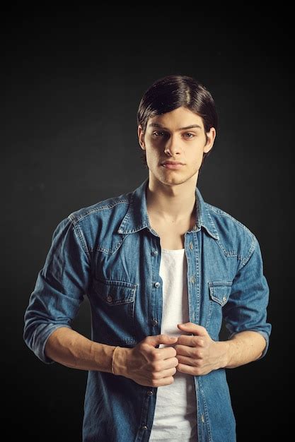 Le Portrait d'un jeune homme : une étude fascinante de la beauté idéalisée et du réalisme saisissant !