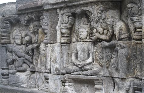 Le relief de Borobudur : Intrications Spirituelles et Symétries Céleste!