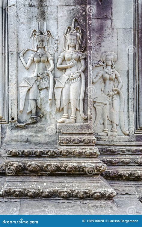  Le Relief de Wat Phu, Monument aux Formes Sculpturales Divine et Mystiques!