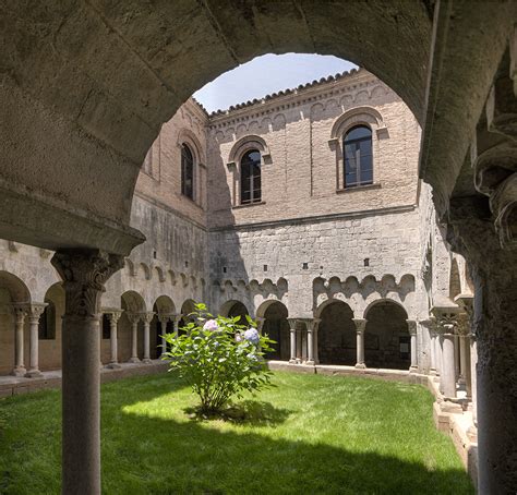 Le Retable de Sant Pere de Galligants! Un chef-d'œuvre gothique aux symboles profonds et vibrants