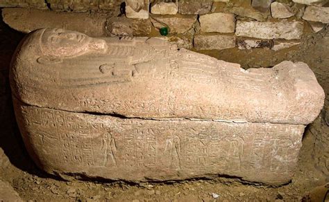  Le Sarcophage de la Famille Pindar: Un Voyage Enigmatique dans la Mort et l'Au-delà !