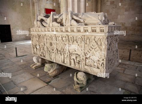  Le  sarcophage de Santa María de Cizur : une ode funéraire à l’Antiquité et aux symboles du pouvoir 