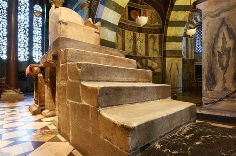  Le Trône de Kwali : Un Monument aux Formes Organiques et à l'Élégance Mystique