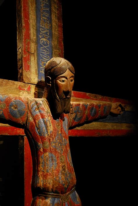 Le Relief de la Crucifixion au cœur de l'art roman allemand : un chef-d'œuvre en bois sculpté à la fois tragique et sublime!